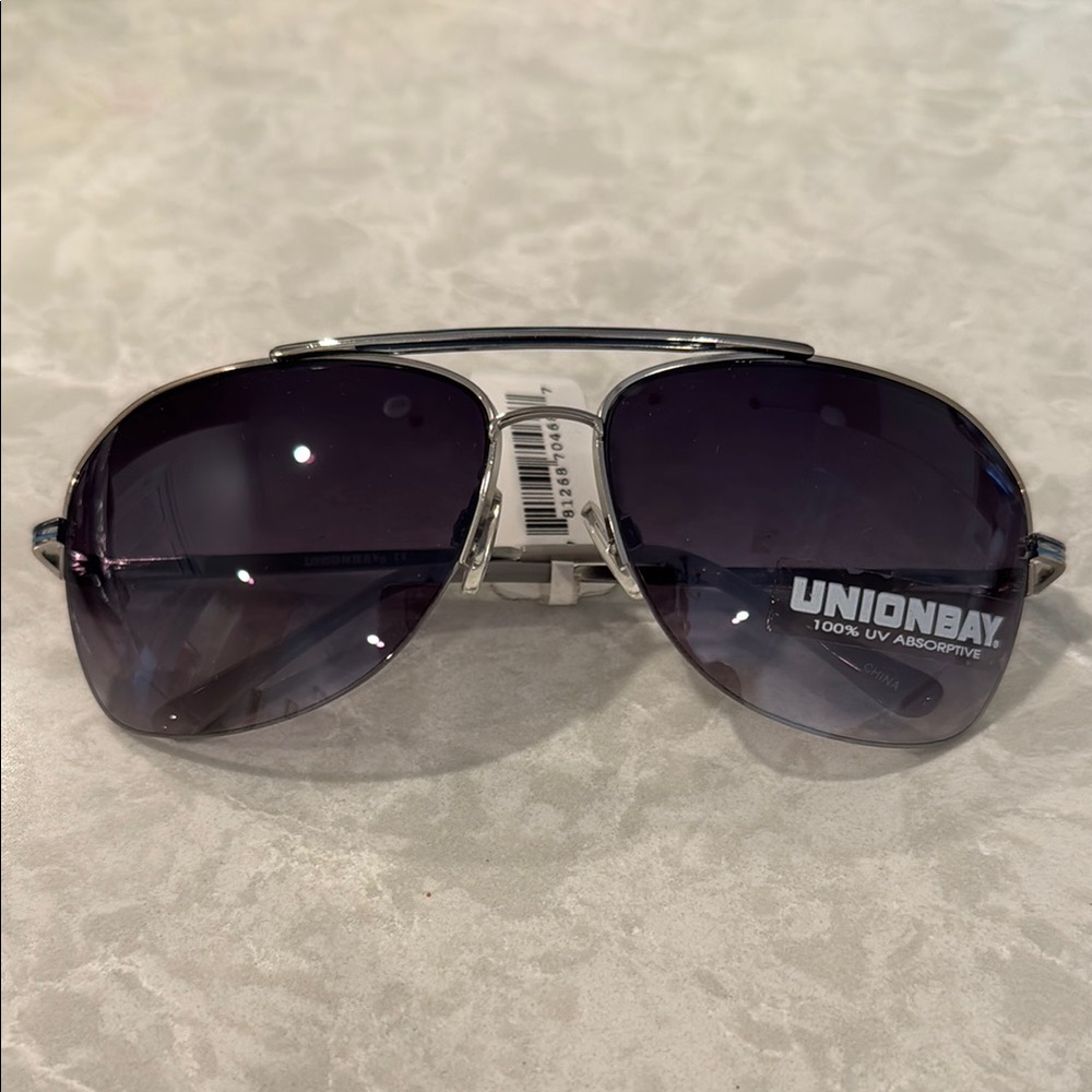 UNIONBAY Silver Aviator Sunglasses with Dark Lenses